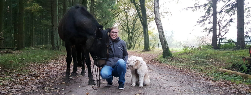 Marina mit Hund und Pferd